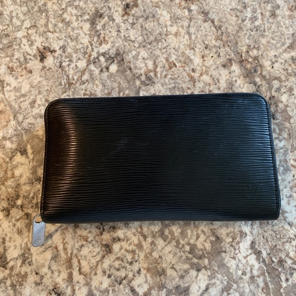 SOLD Authentic Louis Vuitton Zippy Organizer - Picture 1 of 8